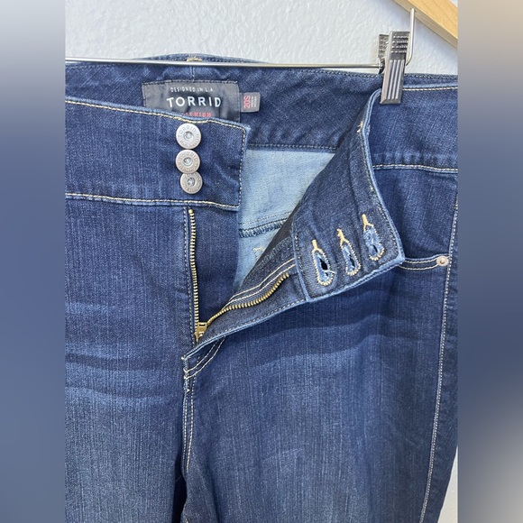 Torrid Premium 20S Skinny Jeans Dark Wash w/ Ankle Zippers - Picture 7 of 10